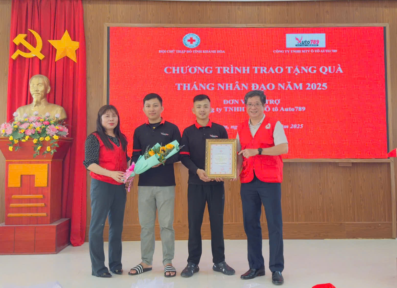 Hội Chữ thập đỏ tỉnh Khánh Hoà trao tặng 100 suất quà tại xã Diên Sơn